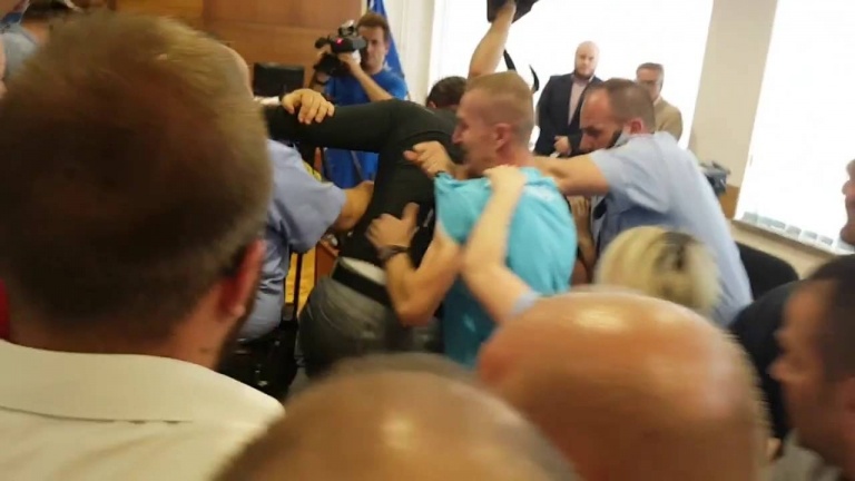 VIDEO: Incident u sudnici pri izricanju presude monstrumima za ubistvo Arnele Đogić