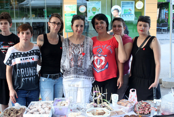 FOTO: U Zenici održana humanitarna akcija “Kolačić i knjiga za Jasnu”