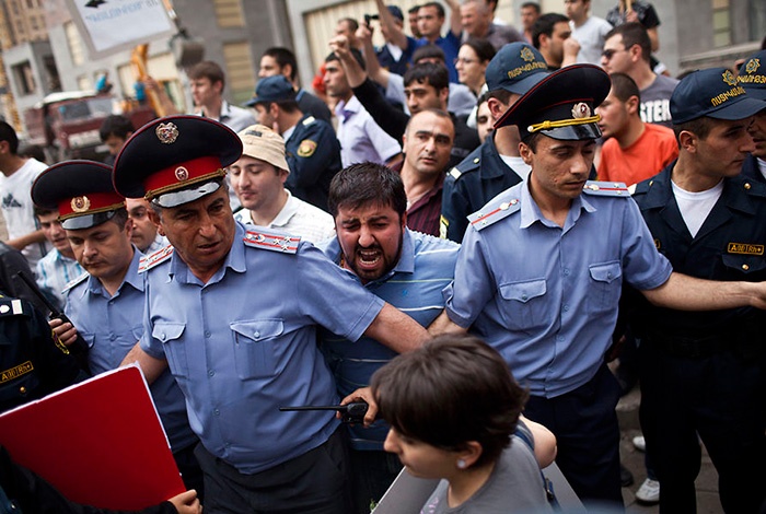 Sukobi demonstranata i policije u ermenskoj prijestolnici Erevanu