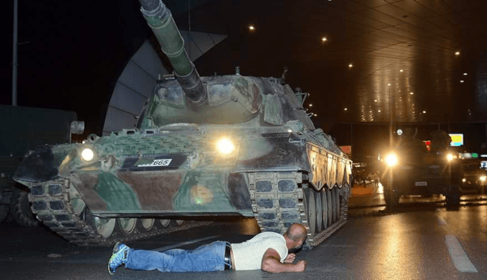 VIDEO: Nevjerovatna hrabrost građana Turske, u sukobima policije i vojske ubijeno 17 policajaca