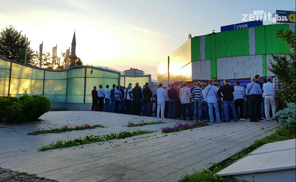 FOTO: U Zenici klanjan Bajram-namaz, centralna svečanost u Čaršijskoj džamiji