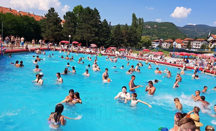 VIDEO+FOTO: Zeničani u najtoplijem danu do sada u godini osvježenje pronašli na bazenima