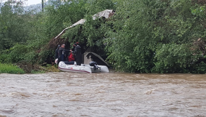 FOTO: Policijska akcija spašavanja dvije osobe zbog poplava u Zenici