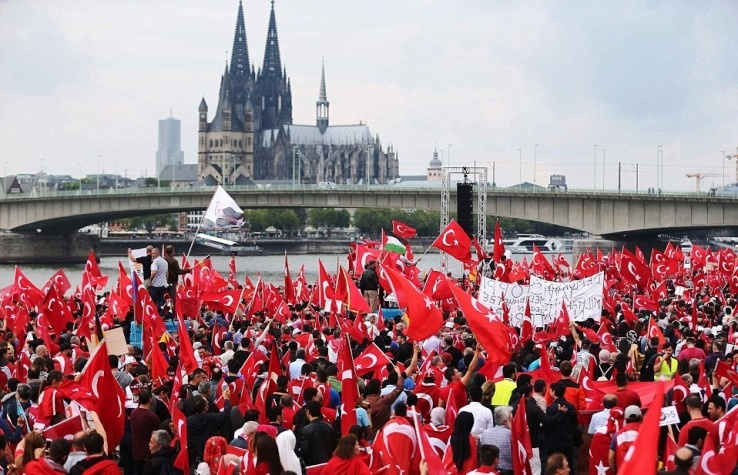 Na mitingu u Kelnu 50.000 Turaka: Nijemci zabranili Erdoganovo obraćanje
