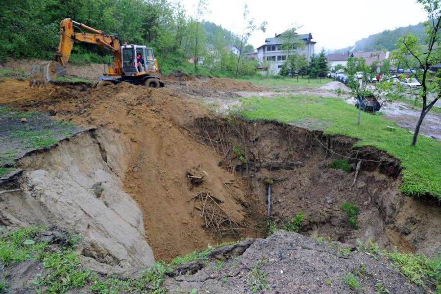 Kritična situacija u ZDK: Pokrenuta klizišta i blokirani putevi