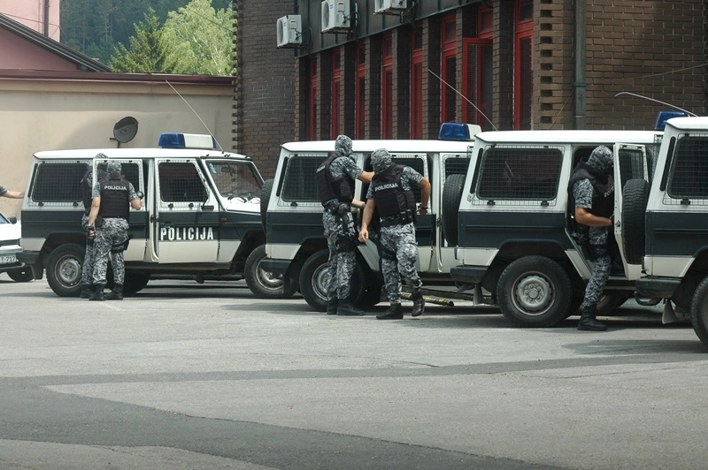 Najmanje troje mrtvih u stravičnom zločinu u Gradačcu, i dalje se traga za Sulejmanovićem