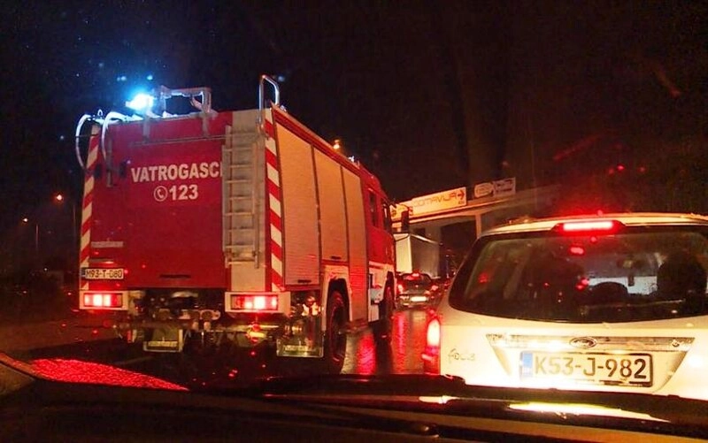 Zeničaninu se zapalio automobil u vožnji