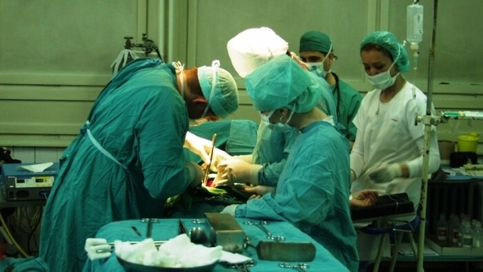 Britanski ljekari u UKC Tuzla izvode operacije kičme kod djece