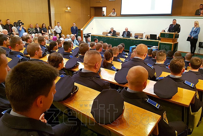 FOTO: U Zenici 27. generacija policajaca položila zakletvu