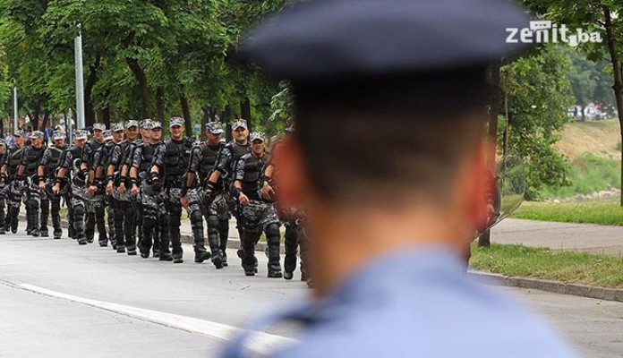 Policajci iz sedam kantona i tri državne agencije na protestima pred Federalnim parlamentom