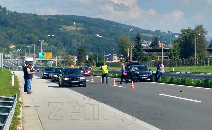 FOTO: Saobraćajna nesreća kod Visokog, prevrnuo se automobil