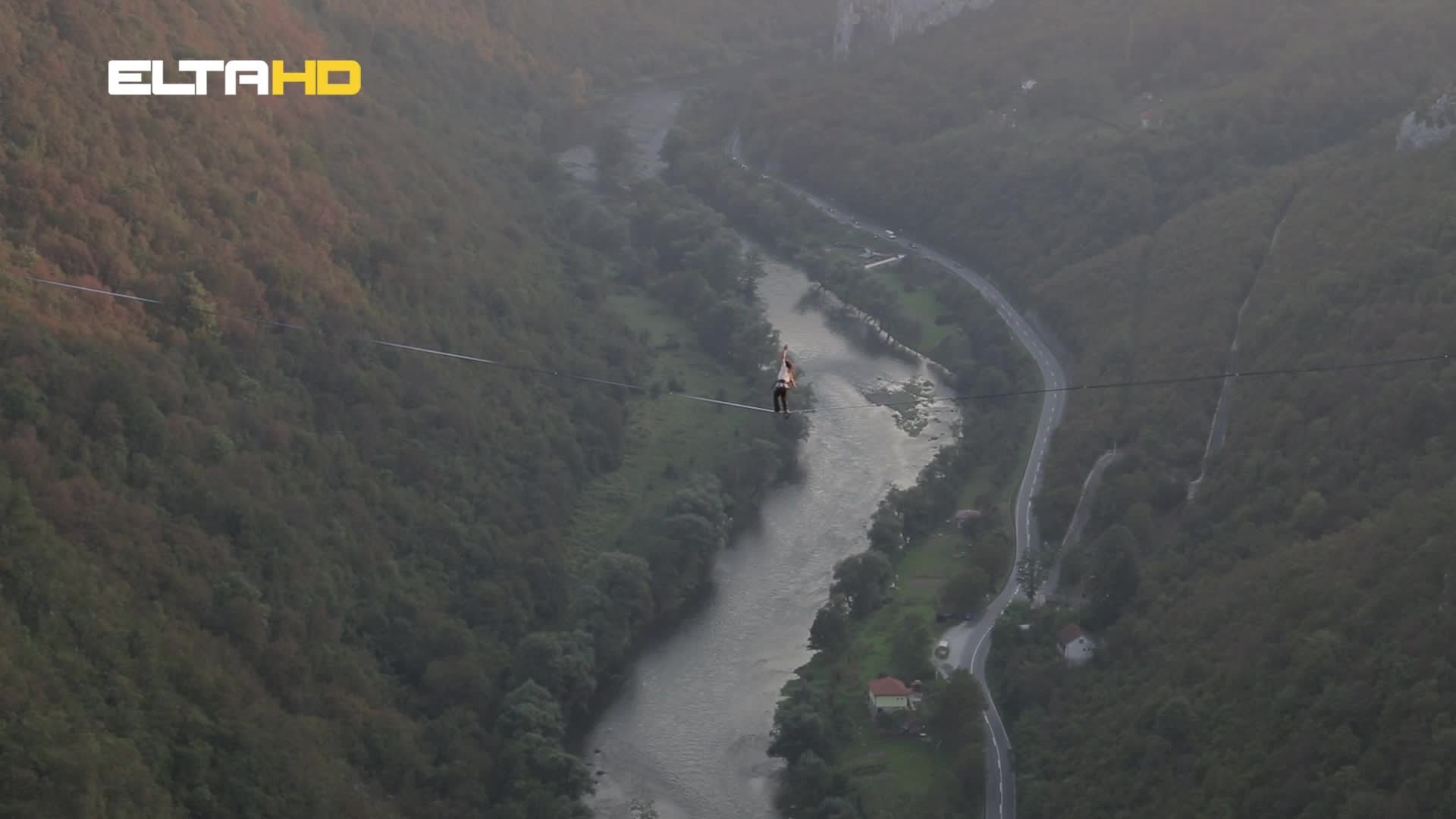 VIDEO: Ekstremni sport, ležaljke na nekoliko stotina metara visine