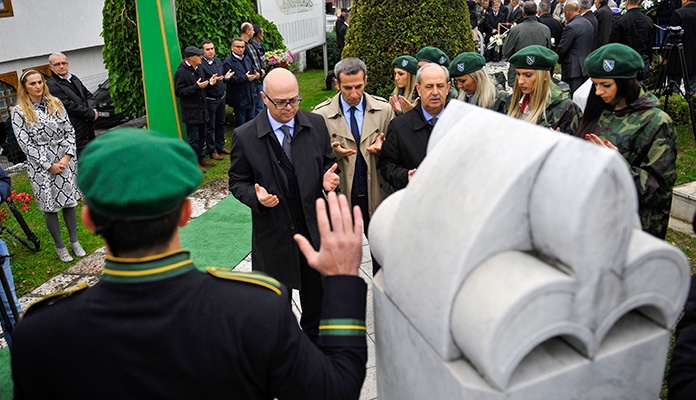 Polaganjem cvijeća na šehidskom mezarju Kovači obilježena 13. godišnjica od smrti Alije Izetbegovića