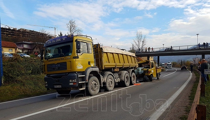 FOTO: Saobraćajna na M-17 u Zenici, povrijeđene dvije osobe