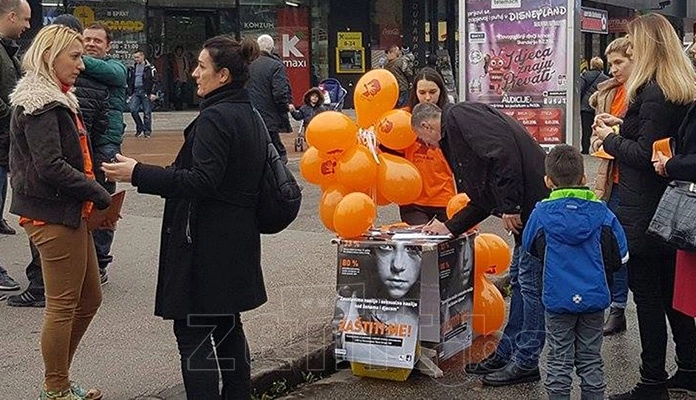 FOTO: U Zenici održana akcija u okviru kampanje “Zaustavimo nasilje i seksualno nasilje nad ženama i djecom u BiH”