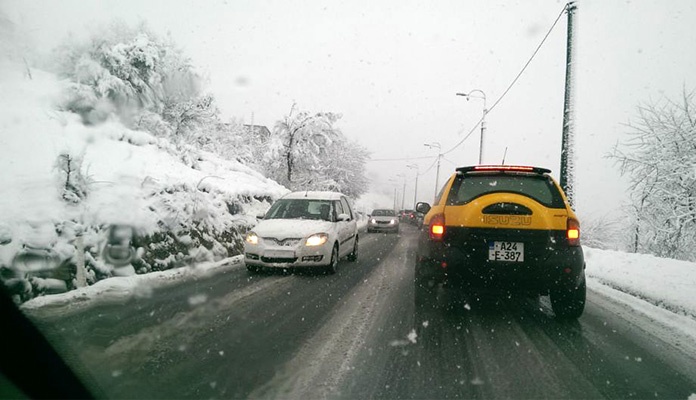 Snijeg otežava saobraćaj na putevima u BiH