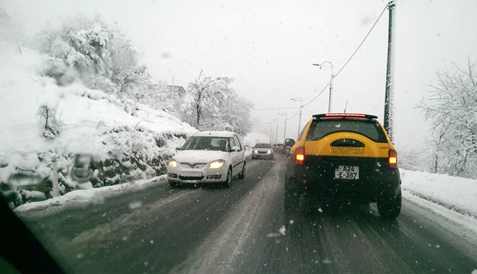 Vozi se po mokrom i poleđenom kolovozu