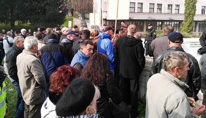 Protesti radnika Željezare Zenica ispred zgrade Vlade FBiH