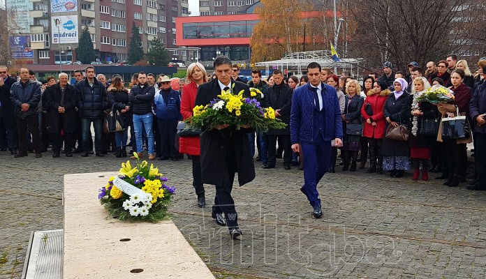 FOTO: Polaganjem cvijeća i odavanjem počasti u Zenici obilježen Dan državnosti BiH