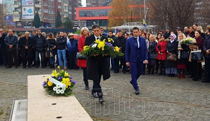 FOTO: Polaganjem cvijeća i odavanjem počasti u Zenici obilježen Dan državnosti BiH