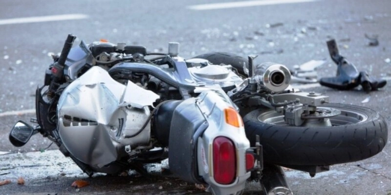 Zeničanin protekle noći motorom sletio sa puta i zadobio teške tjelesne povrede