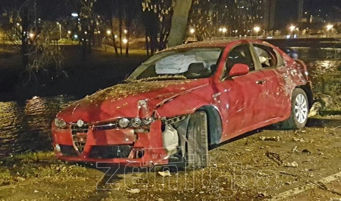 FOTO: Saobraćajna na Bulevaru, Alfom se zabio u drvo