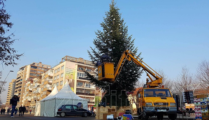 FOTO: Počelo ukrašavanje Novogodišnje jelke u centru Zenice