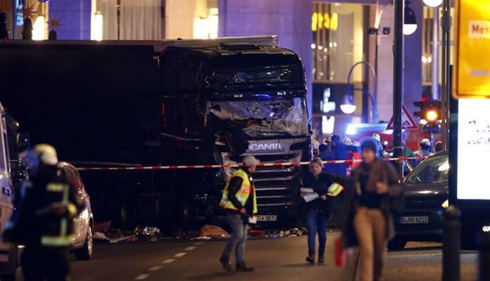 VIDEO: Nakon što se kamion zabio u Božićni market poginulo 12 osoba, 50 povrijeđenih