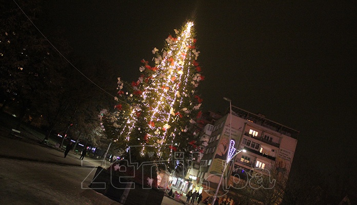 VIDEO+FOTO: Novogodišnja jelka krasi glavni Trg u Zenici