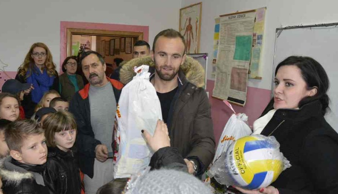 Tuka i Mujezinović podijelili novogodišnje paketiće učenicima