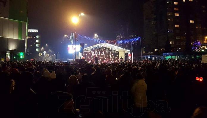 VIDEO+FOTO: Hiljade Zeničana dočekalo novu 2017. godinu