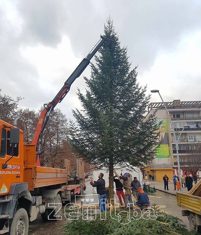 VIDEO+FOTO: Novogodišnji bor u centru Zenice, spremamo se za doček Nove godine
