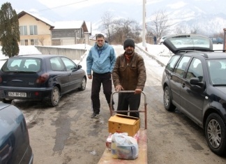 FOTO: Počela podjela paketa radnicima zeničkog preduzeća ‘Metalno’