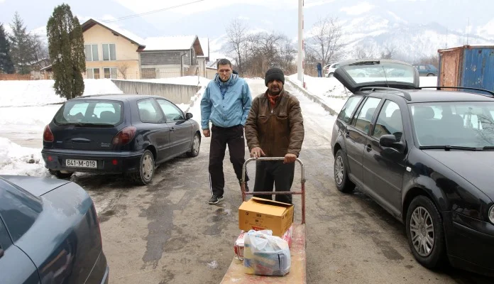 FOTO: Počela podjela paketa radnicima zeničkog preduzeća ‘Metalno’