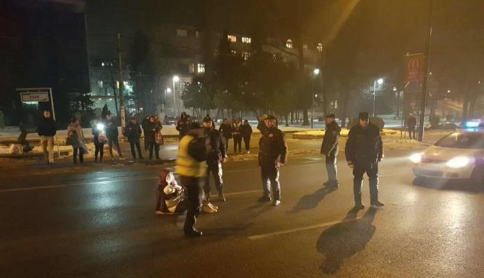 Mlada žena sa bebom u naručju blokirala saobraćaj ispred Predsjedništva BiH