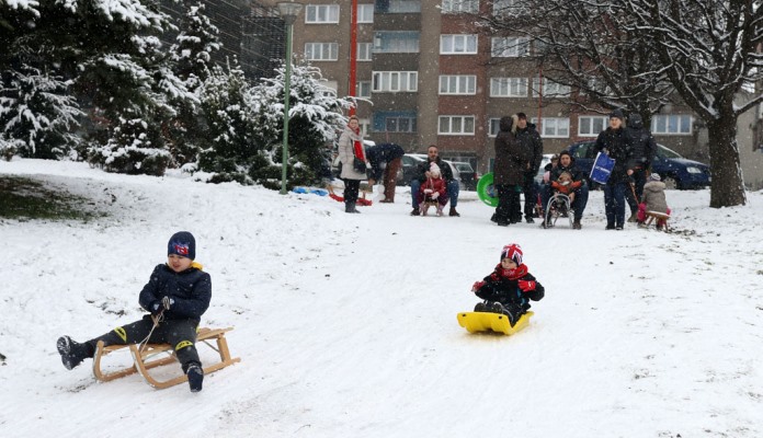 FOTO: Snijeg otjerao smog iz Zenice, parkovi prepuni djece