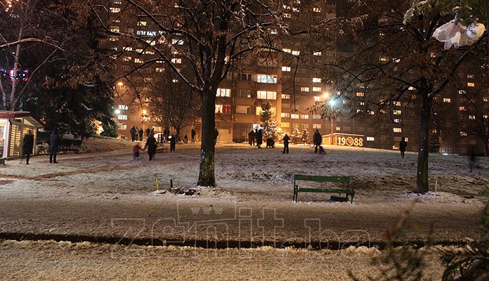 FOTO: Šetnja, grudvanje i sankanje obilježili veče u Zenici