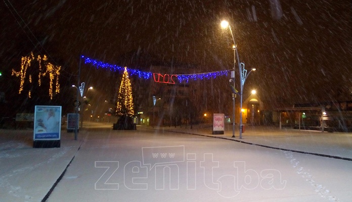 FOTO: U Zenici osvanuo prvi ovogodišnji snijeg