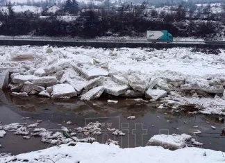 FOTO: Bosna i led se skoro izlili na put u Janjićima i Drivuši