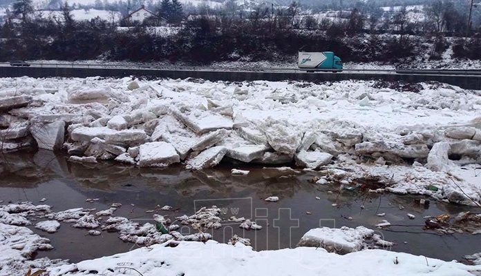 FOTO: Bosna i led se skoro izlili na put u Janjićima i Drivuši
