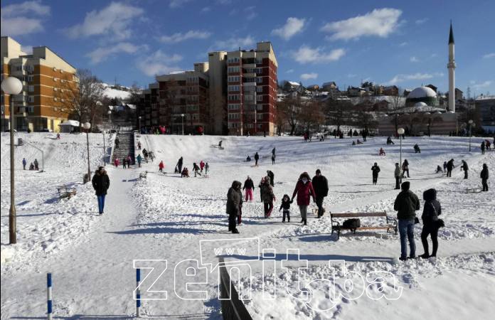 FOTO: I pored niskih temperatura Zeničani uživaju u zimi