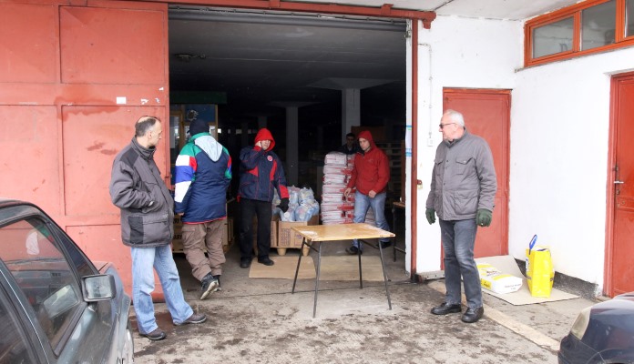 FOTO: Počela podjela paketa radnicima zeničkog preduzeća 'Metalno'