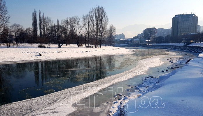 FOTO: Danas sunčano vrijeme, rijeka Bosna skoro zaleđena