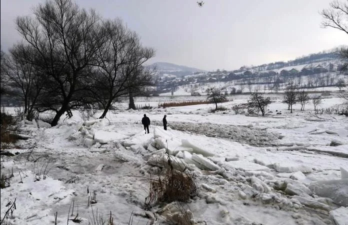 Naslage leda prekrile rijeku Bosnu: Civilna zaštita upozorava, ne približavajte se koritu