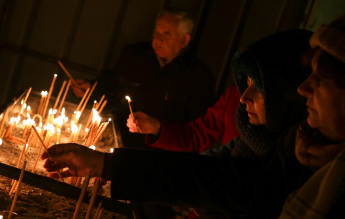 FOTO: Paljenjem badnjaka pravoslavni vjernici dočekuju Božić
