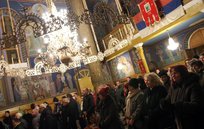 FOTO: Paljenjem badnjaka pravoslavni vjernici dočekuju Božić