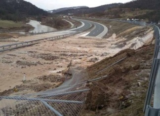 VIDEO: Zbog klizišta obustavljen saobraćaj na autoputu kod Kaknja