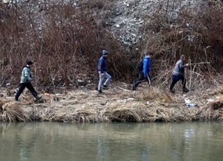 FOTO: Brojni građani pretražuju obale rijeke Bosne