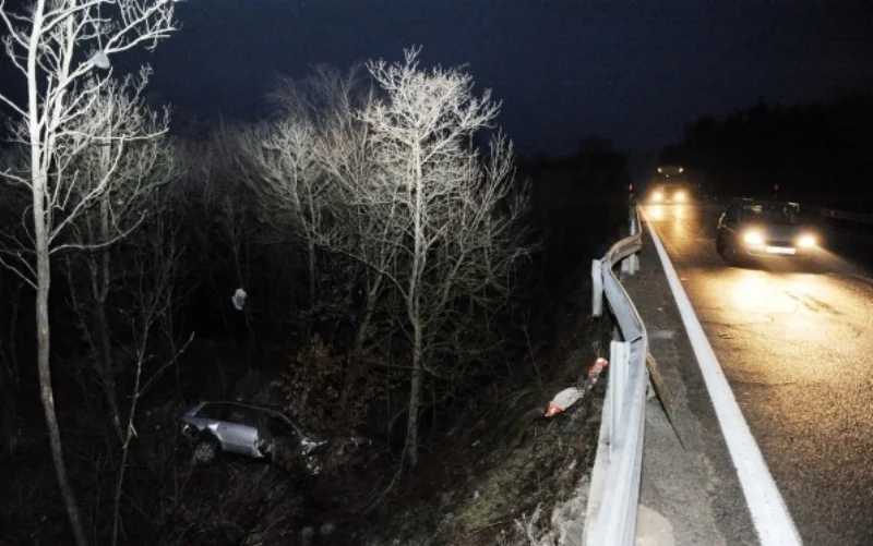 Saobraćajna nesreća kod Zenice: Djevojka poginula u slijetanju Peugeota s ceste