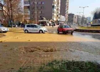 VIDEO+FOTO: Pukla vodovodna cijev na kružnom toku kod Mokušnica